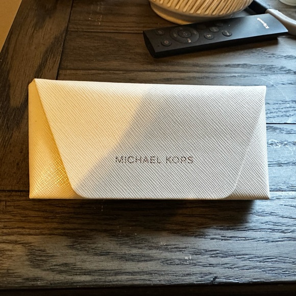 Brand New Micheal Kors Sunglasses Black and Gold - Picture 4 of 4